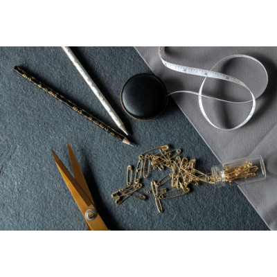 Svinovací metr 150 cm v koženkovém pouzdru se zlatým zipem Hemline Gold