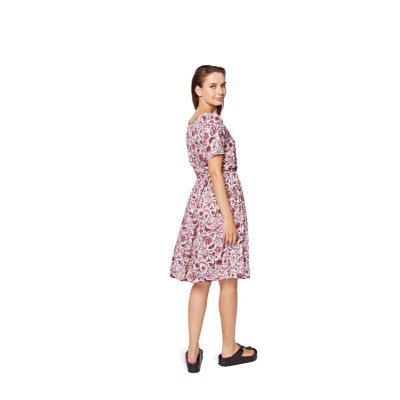 Střih Burda 5686, návod k šití: šaty s gumičkou v pase, midi šaty s rozšířenou sukní